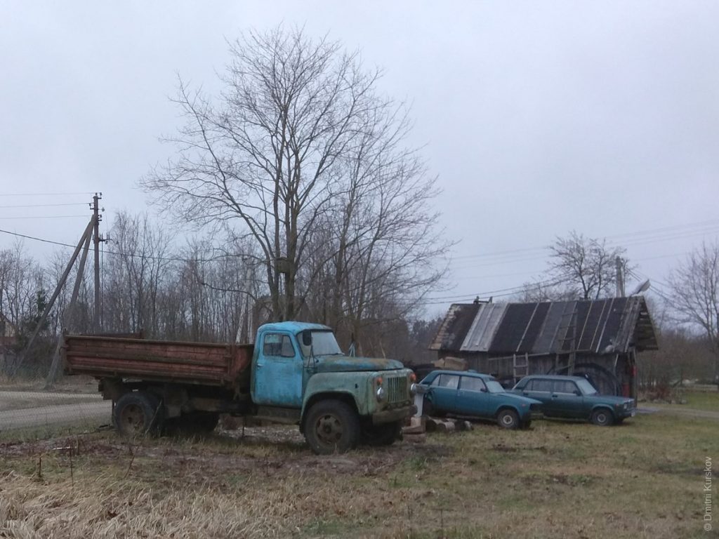 Автомобили в поселке Вруда